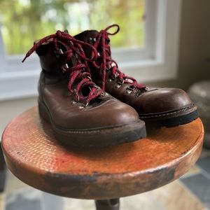 Allen Edmonds Rockies Highline boots. Brown, size 11.5